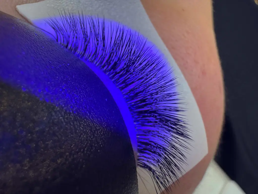UV/LED Technology in Lash Extensions: Innovation for Long-Lasting, Faster Sets